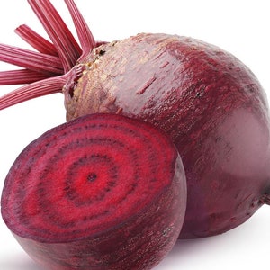 Peut inclure: Une betterave entière et une betterave tranchée, toutes deux d'une couleur rouge foncé. La betterave a un dessus vert feuillu.