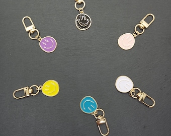 Cheerful smiley face keychain | Personalized gift | Smiley face pendant