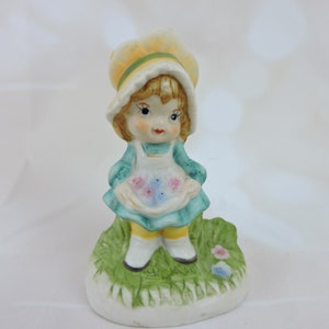 Vintage Girl 4&quot; Figurine Holding Flowers In Apron Big Hat Polka Dots Blue Eyes