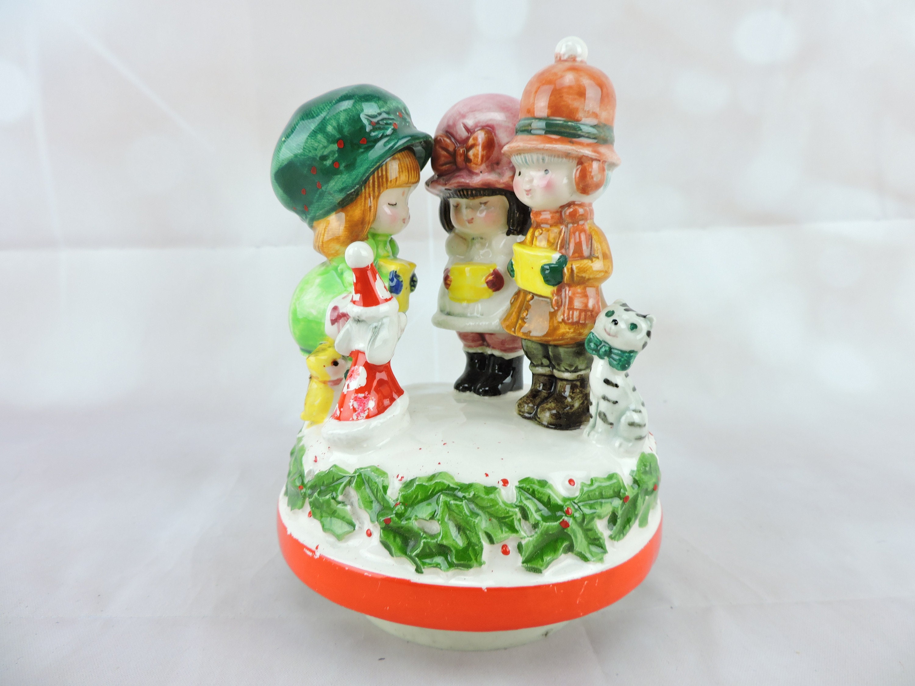 1978 Panda Prints Inc Christmas Carolers Music Box Rotating Japan