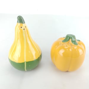 1984 Avon Squash Pumpkin Salt & Pepper Shaker Set Shades of Autumn Fall Harvest Vintage
