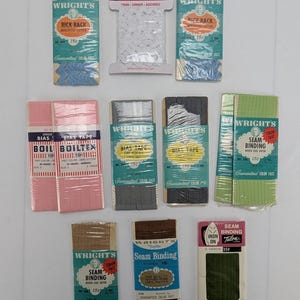Könnte beinhalten: Sortiment an Nähzubehör der Marke Wright's, darunter Schrägband, Saumband, Zackenlitze und Boiltex. Die Verpackung ist farbenfroh und trägt das Wright's-Logo.