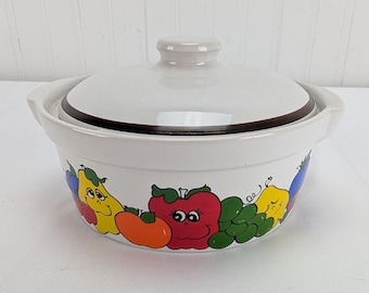 Cazuela redonda pequeña vintage de Nancy Lynn con tapa, horno de frutas antropomórfico.