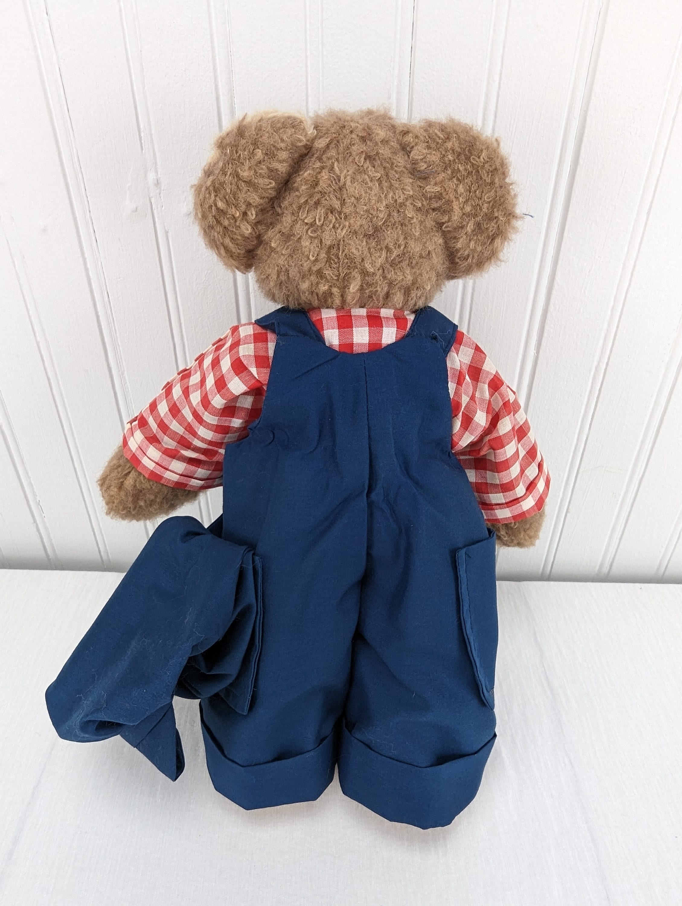 Ours en peluche décoratif vintage portant une chemise rouge