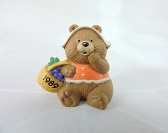 Vintage 1989 Hallmark Teddy Bear Figurine 1.25" Merry Miniature Thanksgiving Pilgrim Girl
