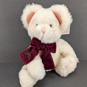 Op de afbeelding: Set van drie keramische mokken met een gespikkelde, matte afwerking. De mokken zijn in blauwe, groene en witte tinten. Elk heeft een eenvoudig, modern ontwerp.