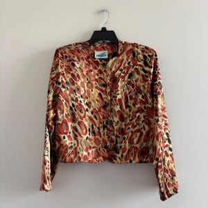 Chaqueta vintage Susan Graver de satén con estampado animal de león, colorida, sin cuello, talla M/L, estilo esposa de mafioso, años 80, glamour de oficina.