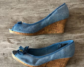 Chaussures à talons compensés Dexflex confort en denim bleu, bouts ouverts, nœud US 11 An 2000 Coquette Retro
