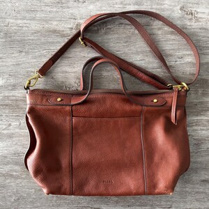 Bolso bandolera vintage de piel Fossil, marrón, dorado, con asa superior y correa de hombro estilo bohemio.
