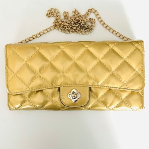 Cartera acolchada de charol dorado vintage de los años 90 con bolso bandolera con cadena