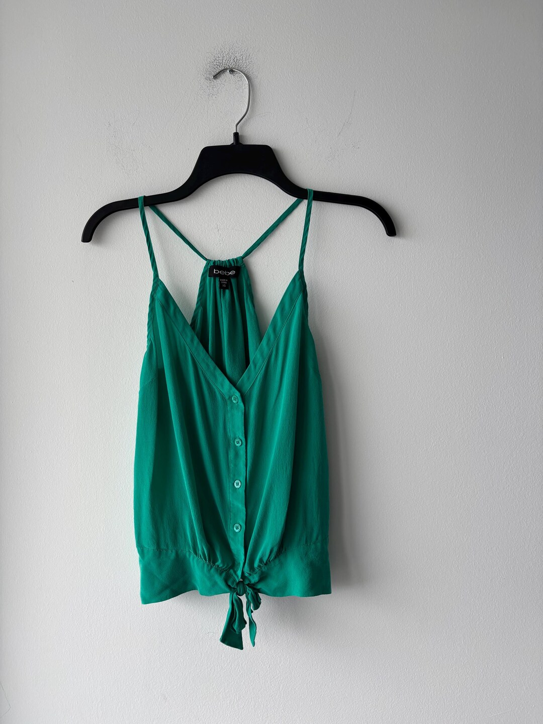 べべある Y2K BEBE Tank Top Green Silk Button up V-neck Tie Racerback Womens