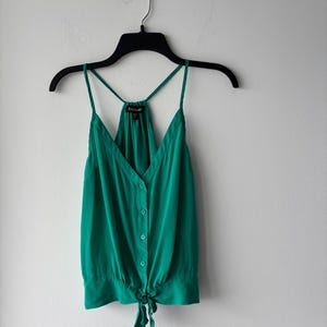 Y2K Vintage BEBE Tank Top Grüne Seide Button Up V-Ausschnitt Racerback Damen XS Boho