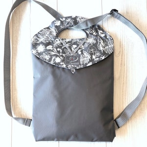 Mittelgrauer wandelbarer Rucksack / wasserdicht / Tasche für Damen / kleine Tragetasche / Mini-Rucksack / kleiner Rucksack / wasserabweisend / faltbar / Blume