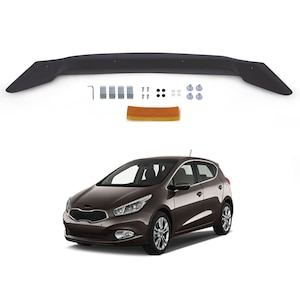 Peut inclure: Un aileron de voiture noir avec matériel de montage et une Kia Ceed marron. L'aileron est un accessoire aérodynamique incurvé conçu pour améliorer l'apparence et les performances du véhicule. La voiture est de couleur marron foncé.