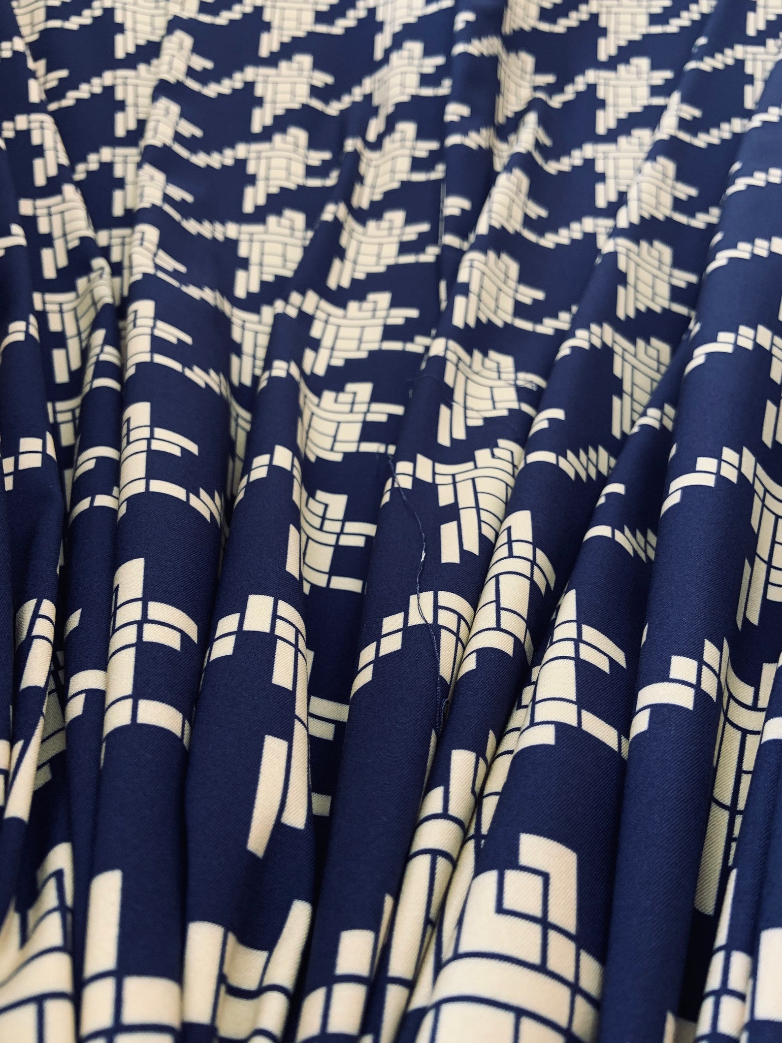 Designer viscose twill fabric , viscose large pattern Goose foot Haute