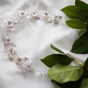 Bridal hair comb, Wedding flowers hair comb, Crystal headpiece, Floral hair accessories, White wedding headpiece , bridesmaids jewelry
