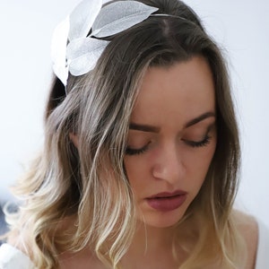 Casque argenté de mariée, laisse le bandeau de mariage, casque argenté floral, couronne de cheveux de mariage, conception florale image 2