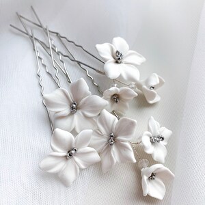 Wedding white flowers hair pins set of 4, Bridal floral hair pins, Wedding white silver headpiece, Flower hair accessories, Floral design