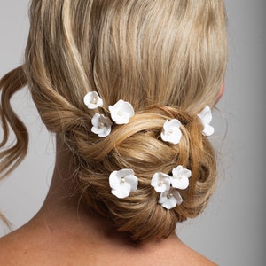 Wedding white flowers hair pins set of 5, Bridal pearls hair pins, Wedding white gold  headpiece, Flower hair accessories, Floral design