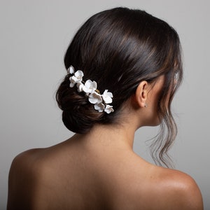 White flower hair comb, Wedding floral headpiece, Bridal gold headpiece, Bridesmaids prom hair accessories