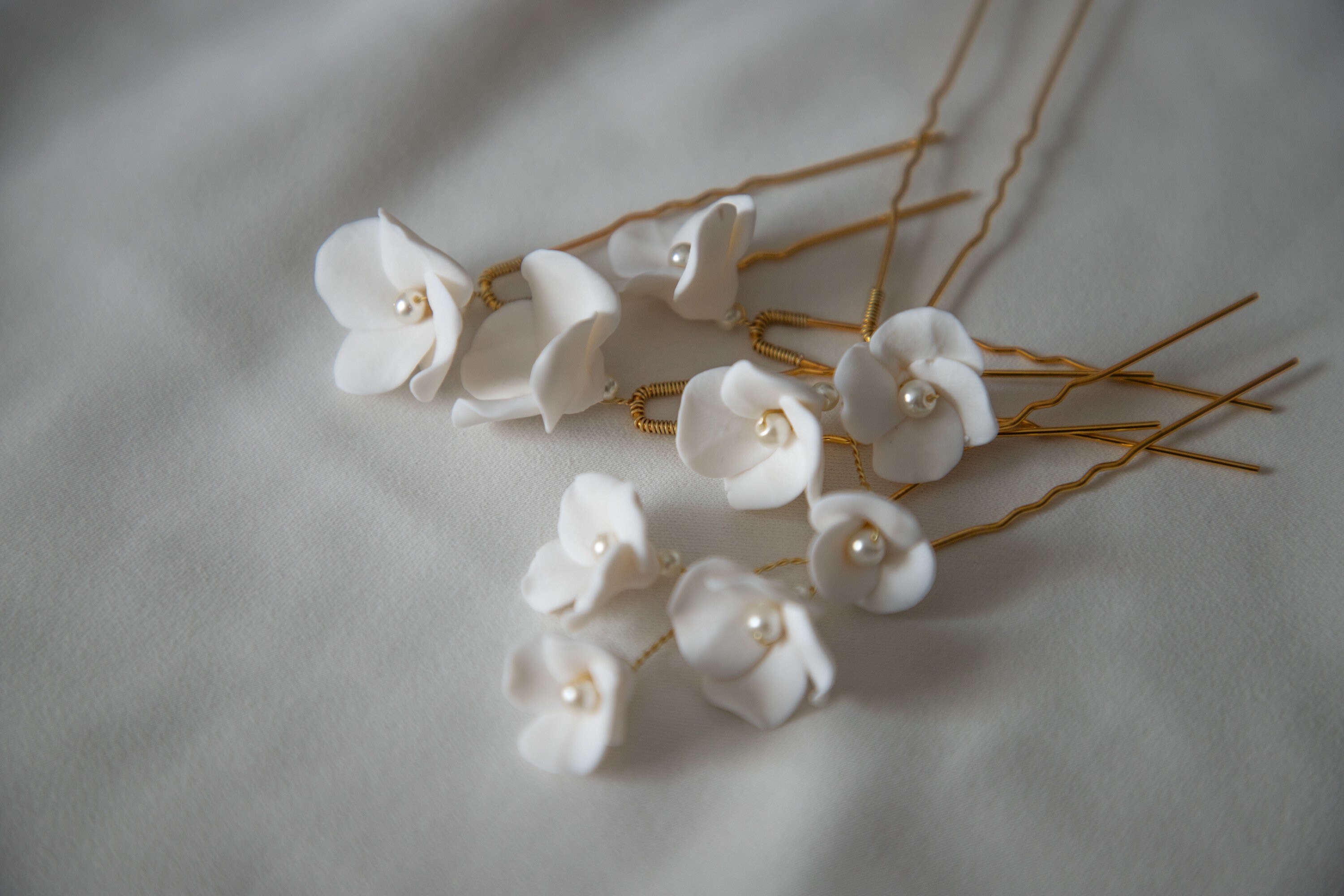 White Flower Pearl Wedding Hair Pins, Bridal Headpiece, Set  display picture 2