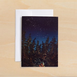 Campfire Under Star Filled Night Sky Grußkarte - BLANK INSIDE - Wählen Sie Heller Blauer Himmel ODER Dunkler Blauer Himmel - Perfekt für Campingliebhaber!