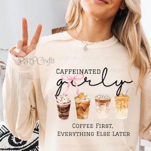Cafeïnevrij png, koffiesublimatie, ijskoffie png, Coffee First Everything Else Latter, Coffee Everything, roze coquettestrik