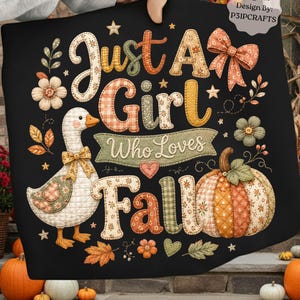 Puede incluir: Una camiseta negra con un gráfico estilo acolchado y el texto "Just A Girl Who Loves Fall". El diseño incluye un ganso blanco con un lazo amarillo, una calabaza multicolor, hojas de otoño, flores, estrellas y un lazo en naranja, verde y beige.