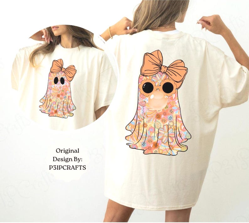K&ouml;nnte beinhalten: Ein cremefarbenes T-Shirt mit einer Grafik eines Geistes mit Blumenmuster, der eine gro&szlig;e orangefarbene Schleife und eine runde Sonnenbrille tr&auml;gt und eine Kaugummiblase bl&auml;st. Der Text Original Design By: P31PCRAFTS steht unter dem Geist.