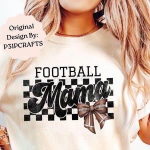 Football Mama PNG damier, Football Mama, Sublimation Mama Retro Damier, Football Coquette Noeud, Noeud De Football, Football Mama Rétro