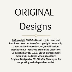 以下が含まれることがあります： ORIGINAL Designsと書かれた黒い文字の白い案内板。小さなハートのアイコンとP31PCraftsの著作権表示が続きます。このテキストは、デザインの複製、改変、再販に関する法的制限について説明しています。