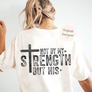 Non per la mia forza ma per la sua PNG, Design di maglietta cristiana in difficoltà, Versetto della Bibbia PNG, Maglietta grafica con fede stampata a sublimazione, Maglietta con Gesù religioso PNG