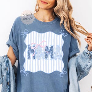 Coquette Mama PNG, Fiocco Floreale Mamma Sublimazione, Design Maglietta Stile Grandmillennial, Download Digitale Cottagecore Pastel Blue Ping Retro PNG