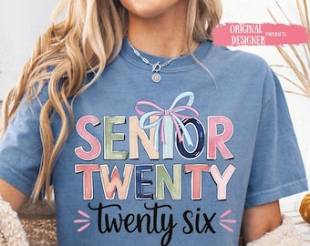 Preppy Senior 2026 Coquette PNG: Design per maglietta femminile (Download digitale)