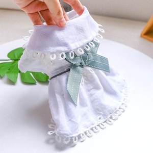 Vestito per cani in cotone bianco con occhielli: effetto lino, fiocco decorativo (XS-XL)