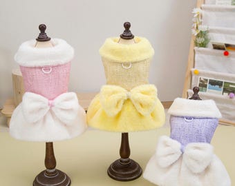 Vestido para perro con forro de felpa y aspecto de tweed, cierres a presión, detalle de lazo y anilla en D. Elegante, cálido y cómodo para las vacaciones de invierno. Para perros pequeños. 3 colores.