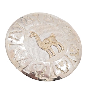 Spilla vintage in oro 18k e argento sterling 925 con lama peruviano intagliato BP10685