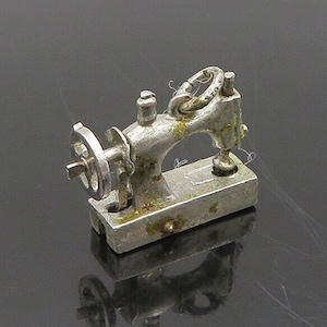 925 Sterling Silver - Vintage Petite Sewing Machine Pendant (SPINS) - PT15531