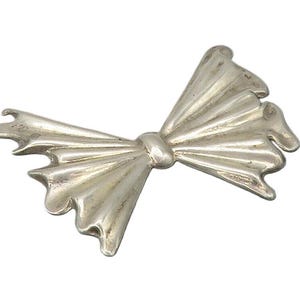 925 Sterling Silver Vintage Sculpted Bow Tied Ribbon Motif Brooch Pin BP6427