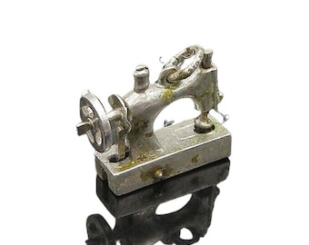 925 Sterling Silver Vintage Petite Sewing Machine Pendant (SPINS) PT15531