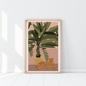 Könnte beinhalten: Eine gerahmte Illustration eines Leoparden, der vor einer Topfpflanze mit großen grünen Blättern liegt. Der Hintergrund ist hellrosa.