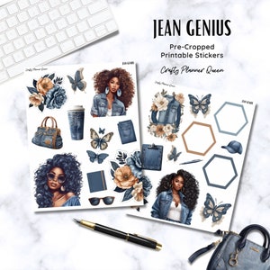 Könnte beinhalten: Ein Set bedruckbarer Aufkleber mit Denim-Thema. Die Aufkleber zeigen eine Frau mit lockigem Haar, die eine Jeansjacke trägt, eine Jeans-Handtasche, eine Jeans-Kaffeetasse, ein Jeans-Notizbuch, eine Jeans-Blume, einen Jeans-Schmetterling und eine Jeans-Klammer. Die Aufkleber sind vorgefertigt und druckbereit.