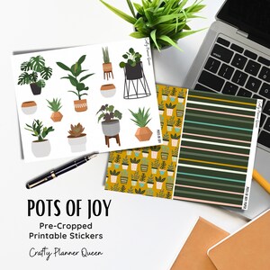 Puede incluir: Pegatinas imprimibles con ilustraciones de plantas en macetas de varios estilos y colores. Las pegatinas están precortadas y listas para usar. El texto "POTS OF JOY" y "Crafty Planner Queen" está incluido en la imagen.
