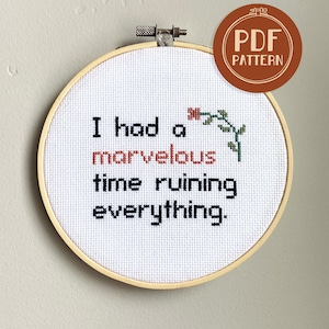 Op de afbeelding: Een borduurring met de tekst "I had a marvelous time ruining everything." Het woord "marvelous" is rood. Een kleine roos en stengel zijn boven de tekst geborduurd. Een bruine cirkel met "PDF PATTERN" staat rechtsboven.