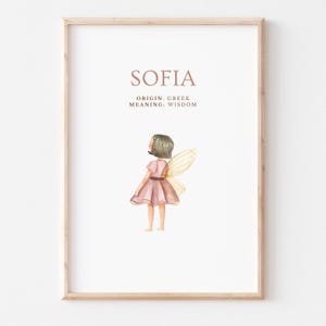 Puede incluir: Una impresión de arte imprimible con una ilustración de acuarela de un hada con cabello castaño y un vestido rosa. El texto "SOFIA" está en la parte superior de la impresión, con las palabras "ORIGEN: GRIEGO" y "SIGNIFICADO: SABIDURÍA" debajo.