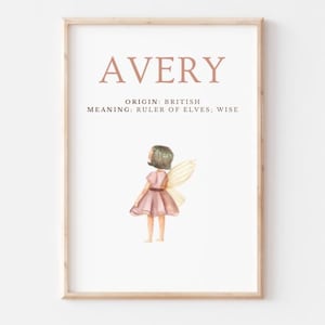 以下が含まれることがあります： 水彩画で描かれた妖精のイラストが印刷された、印刷可能なアートプリント。妖精は茶色の髪とピンクのドレスを着ています。プリントの上部には茶色の文字で「AVERY」という文字が書かれています。イラストの下には、茶色の文字で「ORIGIN: BRITISH」と「MEANING: RULER OF ELVES; WISE」という文字が書かれています。
