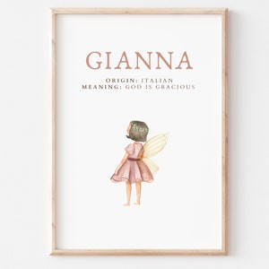Może przedstawiać: Drukowana grafika artystyczna z akwarelową ilustracją wróżki o brązowych włosach i różowej sukience. Tekst "GIANNA" znajduje się na górze grafiki, a pod ilustracją widnieje tekst "ORIGIN: ITALIAN" i "MEANING: GOD IS GRACIOUS".