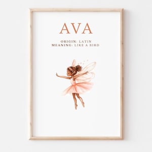 Könnte beinhalten: Ein druckbarer Kunstdruck mit einem braunen Holzrahmen. Der Druck zeigt eine Aquarell-Illustration einer braungefärbten Fee mit rosa Flügeln und einem rosa Tutu. Der Text "AVA" steht oben auf dem Druck in brauner Schrift. Unter der Illustration steht der Text "ORIGIN: LATIN" und "MEANING: LIKE A BIRD" in brauner Schrift.