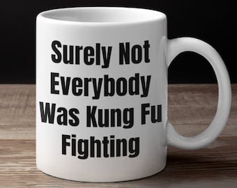 Puede incluir: Taza de cerámica blanca con texto negro que dice "Surely Not Everybody Was Kung Fu Fighting".