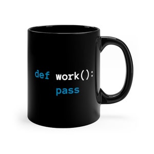 Pu&ograve; includere: Tazza da caff&egrave; nera con testo bianco che recita "def work(): pass" in un font simile al codice. La parola "pass" &egrave; in blu.